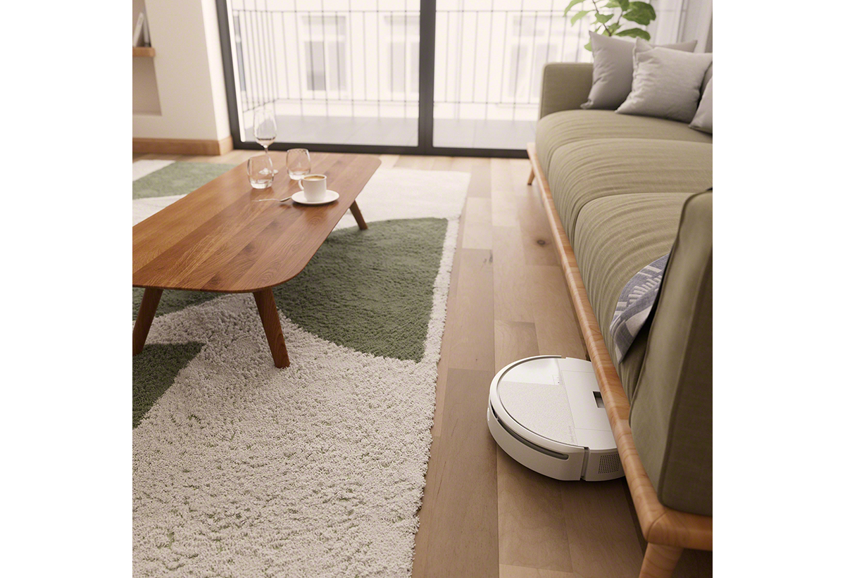 Παρουσιάζεται η σκούπα να καθαρίζει το πάτωμα ενός σαλονιού με χαλιά.